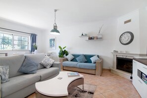 TV, fireplace, DVD player - Apartment 'Sunset' with Shared Pool, Wi-Fi and Air Conditioning (Almancil)