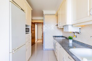 Refrigerador, microondas, horno, placa de cocina