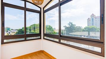 3 habitaciones, tabla de planchar con plancha y cuna de viaje