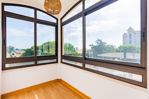 3 habitaciones, tabla de planchar con plancha y cuna de viaje 