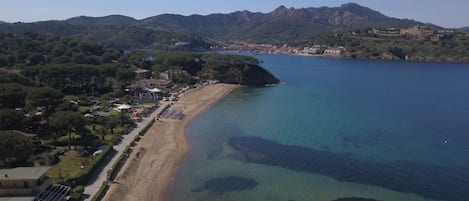 Una spiaggia nelle vicinanze