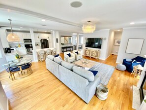 Téléviseur connecté, table de ping-pong