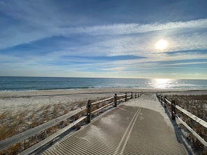 Una playa cerca, sillas reclinables de playa