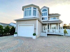 Exterior - Gorgeous 5 bed, 4.5 bath just houses to the beach, sleeps 12! Amazing location! (Lavallette)