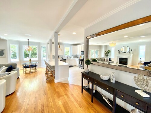 Gorgeous 5 bed, 4.5 bath just houses to the beach, sleeps 12! Amazing location!