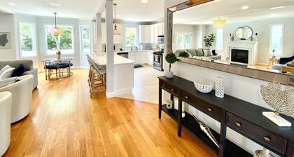 Gorgeous 5 bed, 4.5 bath just houses to the beach, sleeps 12! Amazing location!
