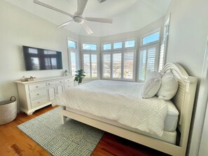 5 bedrooms, desk, iron/ironing board, free WiFi - Gorgeous 5 bed, 4.5 bath just houses to the beach, sleeps 12! Amazing location! (Lavallette)