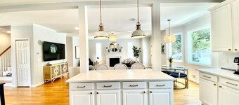 Gorgeous 5 bed, 4.5 bath just houses to the beach, sleeps 12! Amazing location!