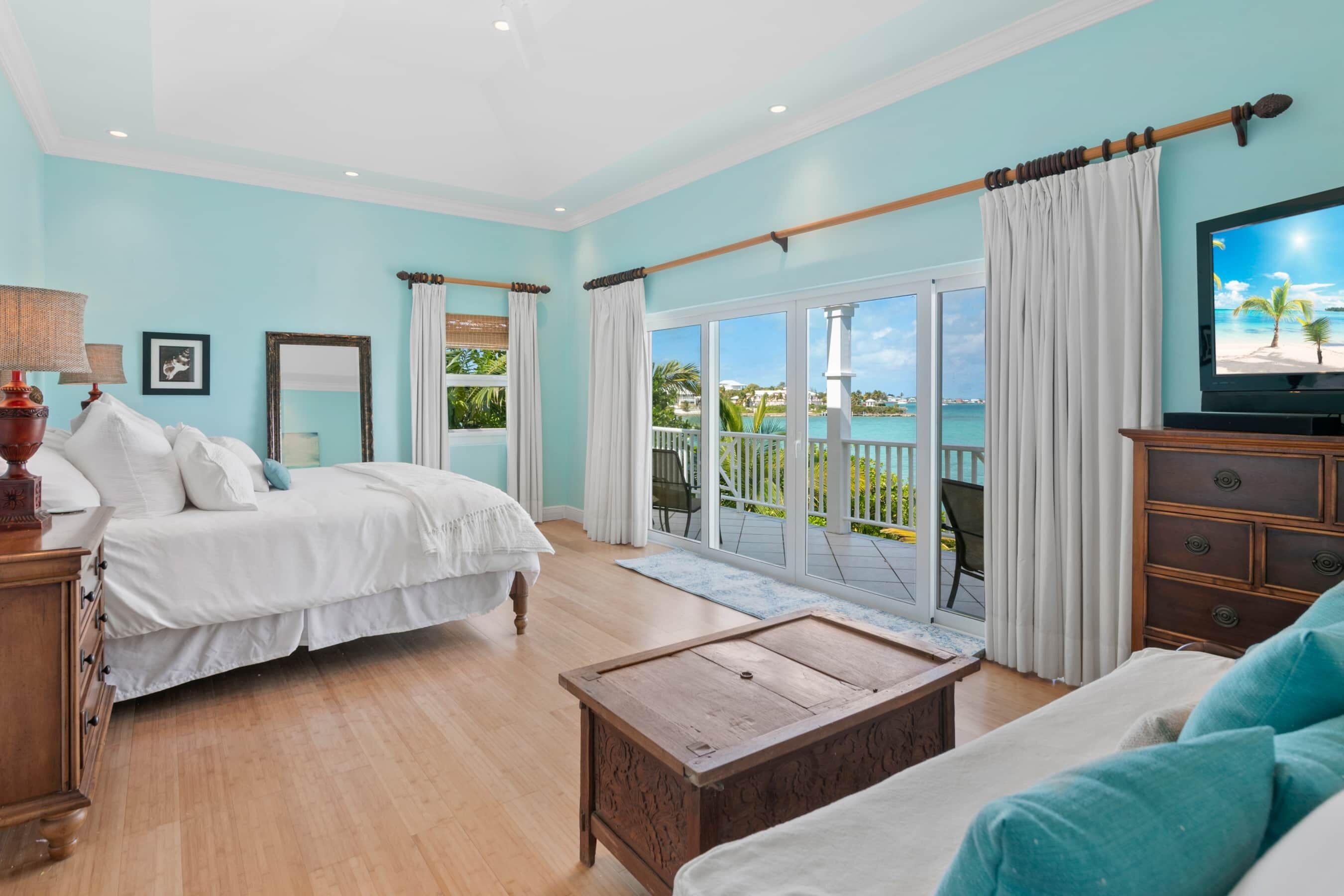 4 sovrum, värdeförvaringsskåp på rummet och skrivbord