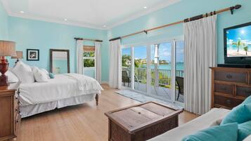 4 sovrum, värdeförvaringsskåp på rummet och skrivbord