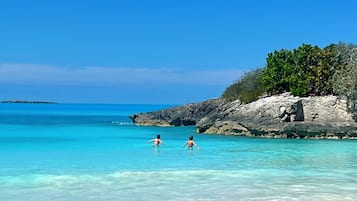 En la playa, camastros y toallas de playa