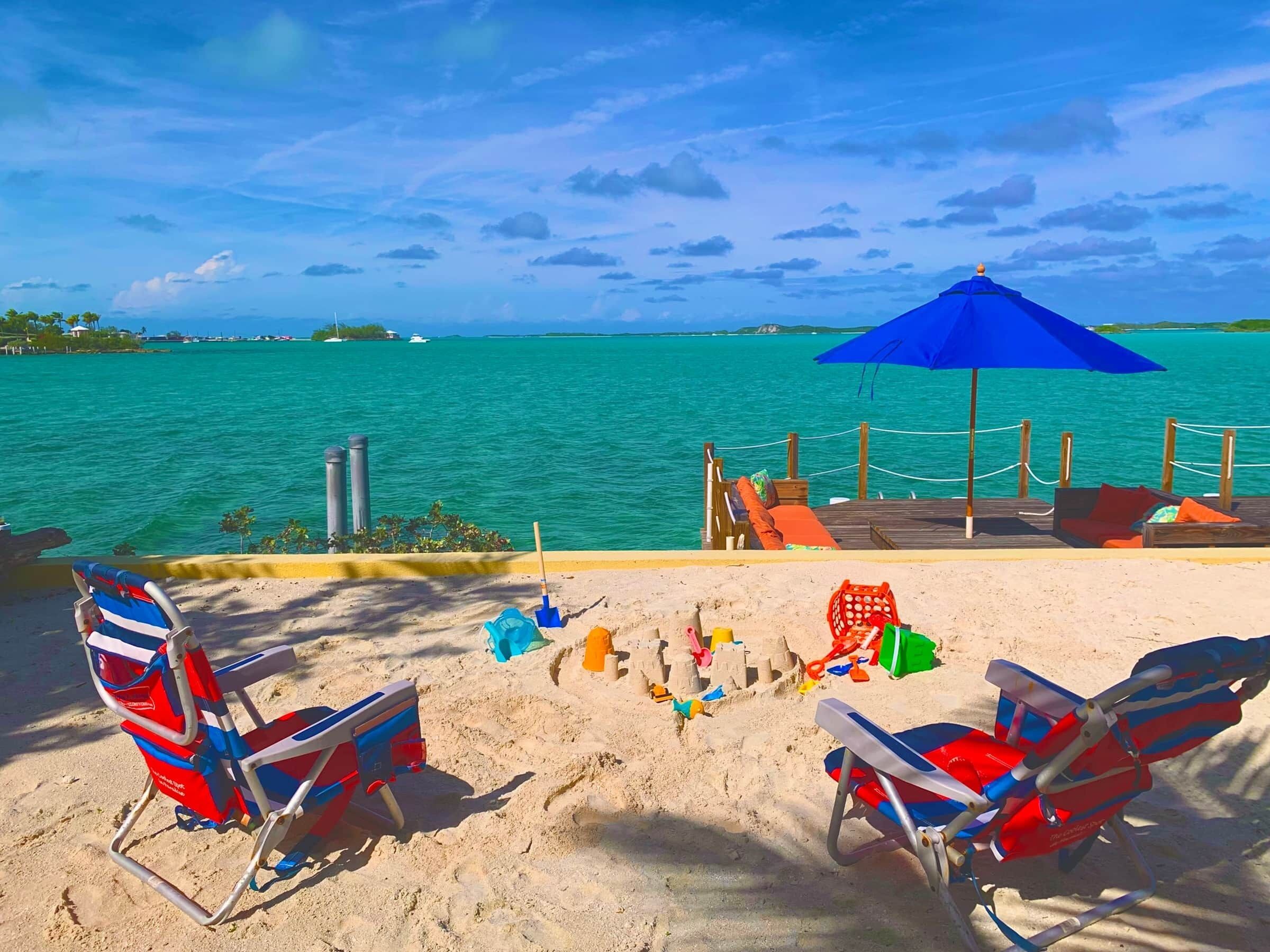 Plage, chaises longues, serviettes de plage