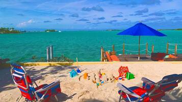 Plage, chaises longues, serviettes de plage
