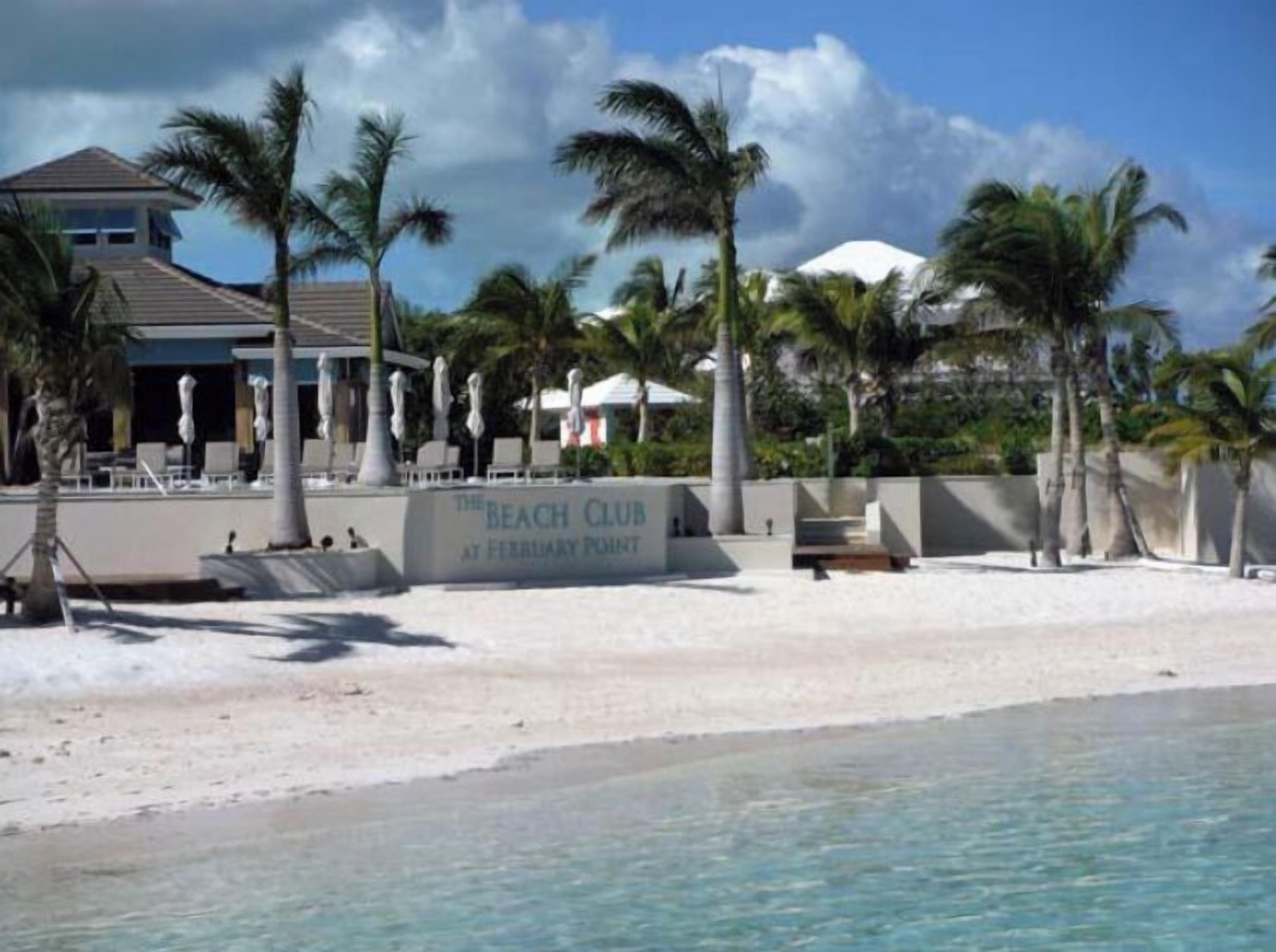 Rannalla, aurinkotuoleja, rantapyyhkeitä