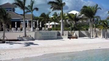 Rannalla, aurinkotuoleja, rantapyyhkeitä