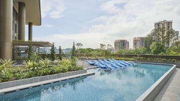 Una piscina al aire libre