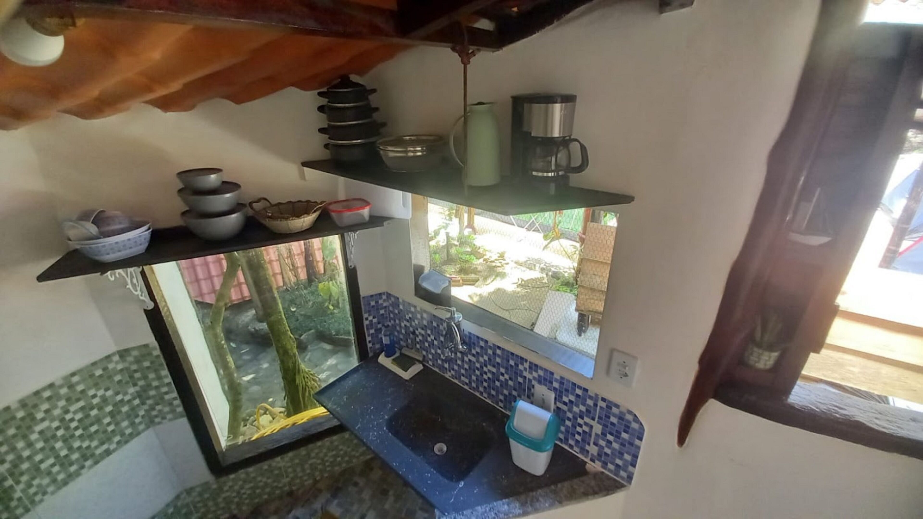 Horno, utensilios de cocina, artículos de limpieza