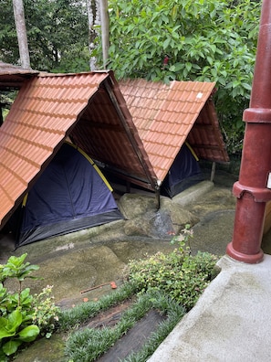 Tenda Ekonomi | Wi-Fi gratis dan seprai linen