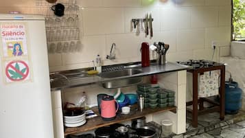 Horno, utensilios de cocina y artículos de limpieza