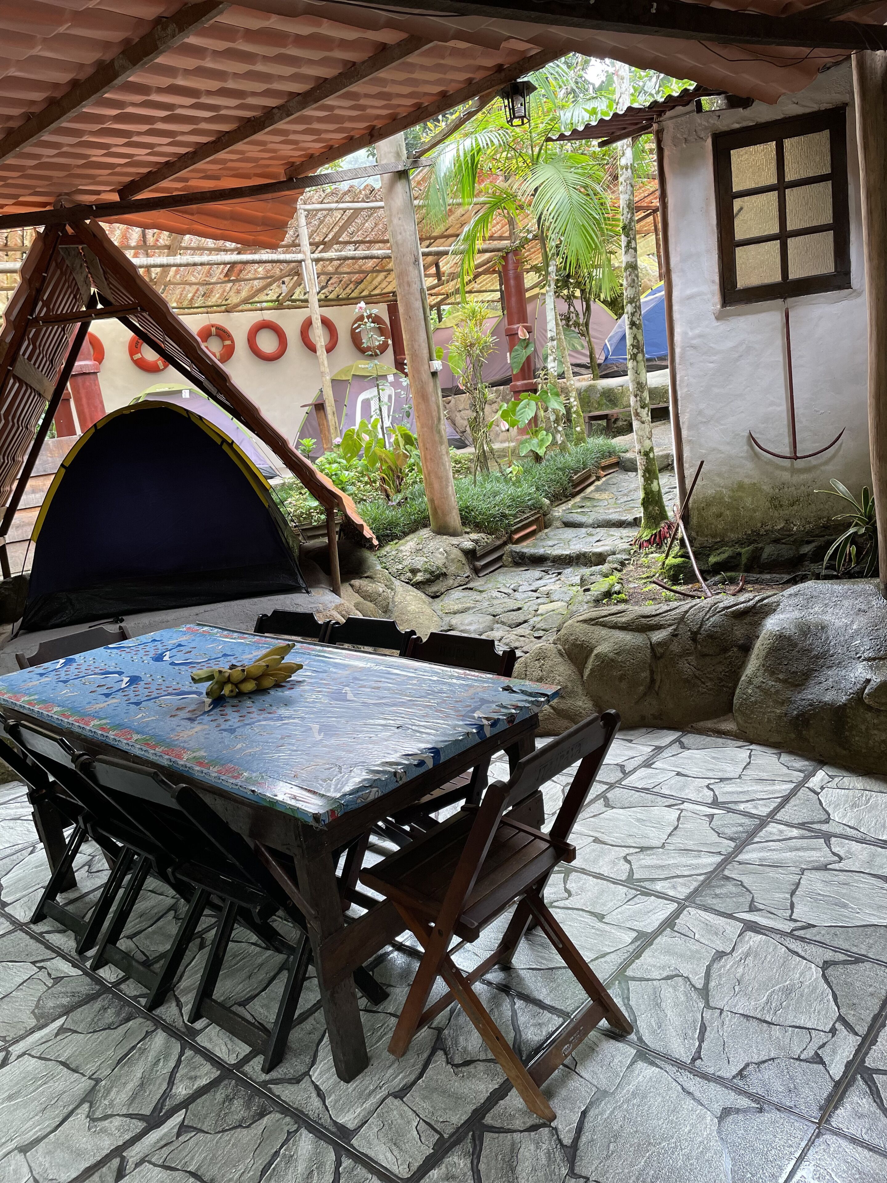 Ovn, kjøkkenutstyr og rengjøringsutstyr