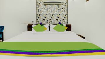 Habitación de hotel con una cama, aire acondicionado instalado en la pared y un papel tapiz estampado.