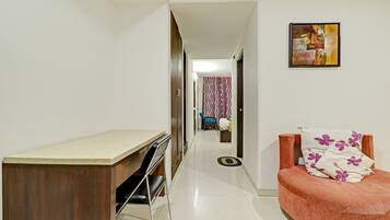 Escritorio y tabla de planchar con plancha