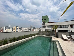 Una piscina en la azotea