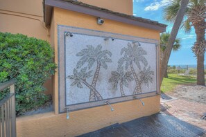 Property grounds - Lieutenant Dan's Crow's Nest - 1 BR Oceanfront w/Pool (Myrtle Beach)