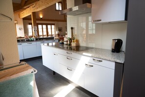 Eine moderne Küche mit weißen Schränken, Granit-Arbeitsplatten und Edelstahlgeräten.