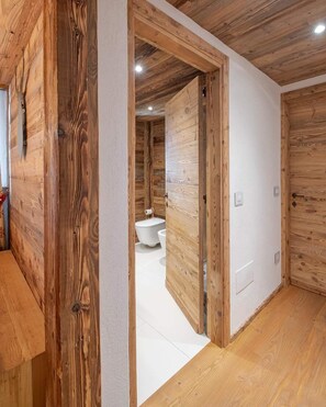 Dusche, Haartrockner, Bidet, Handtücher