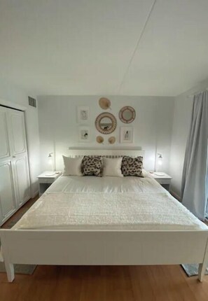 2 habitaciones, tabla de planchar con plancha y cuna de viaje 