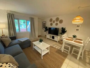 Smart TV - Coco Condo - 1 BDR + sofa bed; mins. from Atlantis (Paradise Island)