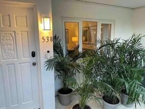 Unclassified image, 3 of 28, button - Coco Condo - 1 BDR + sofa bed; mins. from Atlantis (Paradise Island)