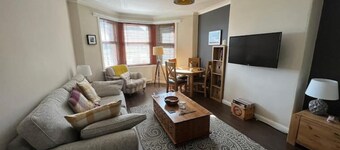 Modern Home in Central Dundee. Free Parking