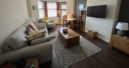 Modern Home in Central Dundee. Free Parking