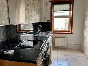 Fridge, microwave, oven, stovetop - Charming Seaside home. sleeps 4 with free parking (Dundee)