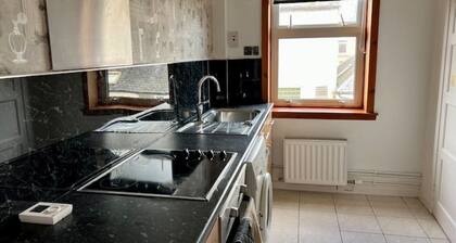 Charming Seaside home. sleeps 4 with free parking