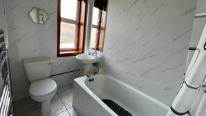 A bathroom with a toilet, sink, and bathtub. - Charming Seaside home. sleeps 4 with free parking (Dundee)