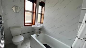 淋浴/盆浴组合、吹风机、毛巾、肥皂