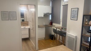 Kühlschrank, Mikrowelle, Herdplatte, Wasserkocher mit Kaffee-/Teezubehör