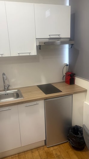 KylskÄp, mikrovÄgsugn, spishÀll och kaffe- och tebryggare