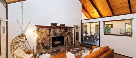 Una televisión, una chimenea