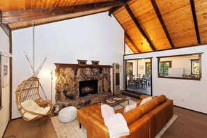 TV, fireplace - Closer to the Stars Fire Pit Dog-Friendly (Big Bear Lake)