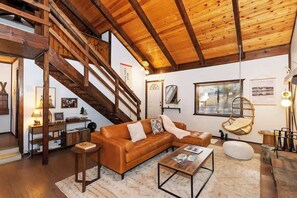 Una televisión, una chimenea