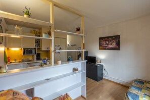 Interior - Le Solaire - Studio Apartment, Sleeps 2 (Les Angles)