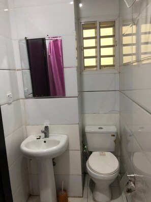 Chambre Classique | Salle de bain | Douche, douche à « effet pluie », serviettes fournies