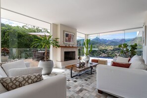 Télévision, cheminée