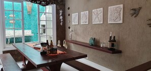 Réfrigérateur, four à micro-ondes, un four, cafetiÚre-théiÚre