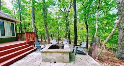 The Emerald cabin W/ Hot tub, lake, Fire pit, 4 min to Bryce Resort