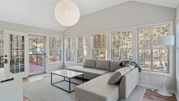 Smart-TV, Kamin, Bücher